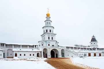 Obraz premium The new Jerusalem monastery Istra, Russia wall and the road to the bell tower in winter