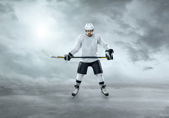 Naklejka premium Ice hockey player on the ice, outdoors