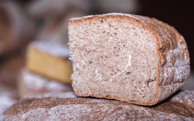 Rebanada de pan sopbre un pan entero