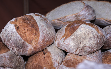 Panes gallegos recien horneados en el mercado