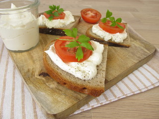 Brot mit aufgeschlagenem Feta und Tomate