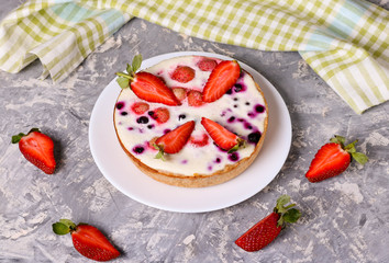 Short tart with currants, strawberry and souffle