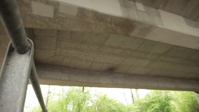 Mann in Sportkleidung springt &uuml;ber Gel&auml;nde Blick von unten
