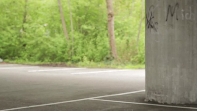 Mann in Sportkleidung springt &uuml;ber Gel&auml;nde, Mitzieher