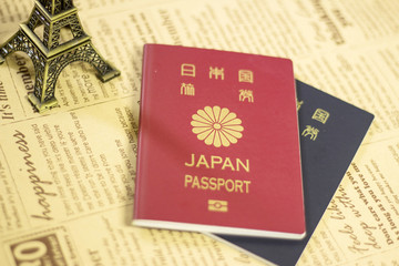 日本のパスポートとミニチュアエッフェル塔