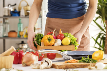 Obraz na płótnie Canvas Woman hands cutting vegetables in the kitchen