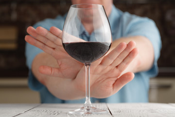 Close-up of male part rejeter un verre de vin offert