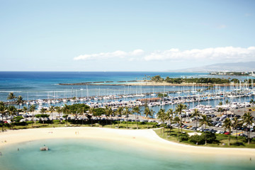 Obraz premium Look from above at blue ocean around Hawaii shores