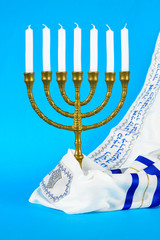 Sieben armiger Leuchter Kerzenständer jüdische Tradition mit Gebets Schal auf blauem Hintergrund