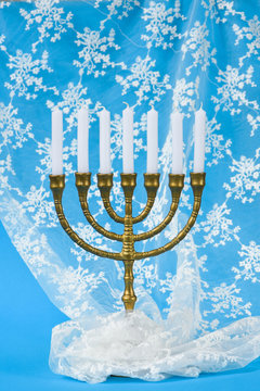 Sieben armiger Leuchter Kerzenständer jüdische Tradition mit weißer Spitze auf blauem Hintergrund