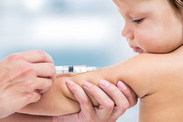 pediatrician doctor vaccinating baby