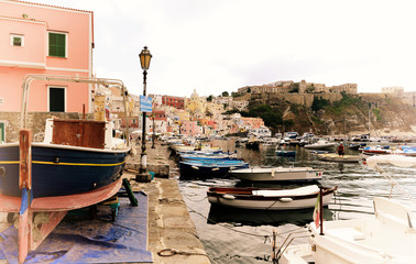 Piccolo porto dell'isola di Procida, Napoli Italia
