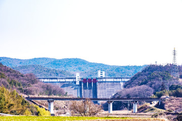 Naklejka premium 春霞・呑吐ダムと衝原湖の西日兵庫県神戸市