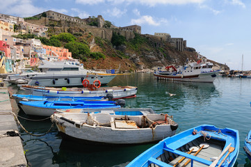 Fototapeta na wymiar Piccolo porto dell'isola di Procida, Napoli Italia