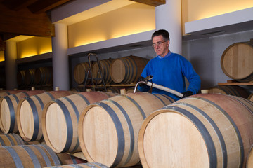 wine cellar for storing aged wine and operation to keep it