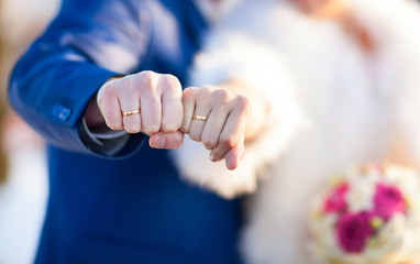 bride hands with wedding rings