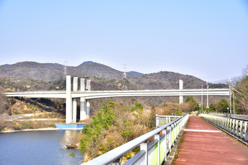 衝原湖・山陽道つくはら大橋の西日