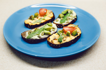 Sandwich with tomato, sunflower seeds, avocado, arugula. Fresh and healthy breakfast. Dietary food is prepared at home. Raw.