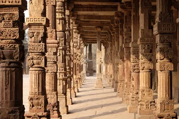 Zelfklevend Fotobehang Columns with stone carving in courtyard of Quwwat-Ul-Islam mosque, Qutab Minar complex, Delhi, India  © zatletic