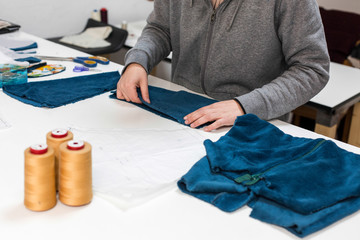 Modista trabajando en un taller de costura - 142580605