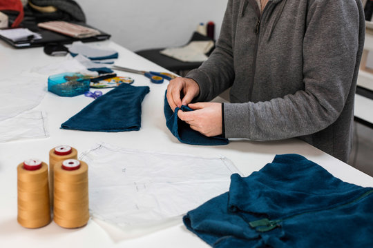 Modista trabajando en un taller de costura
