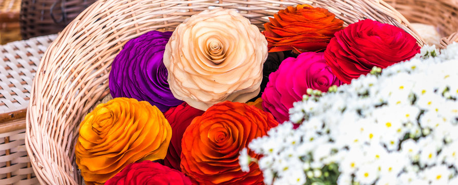 Cesta de vime com flores artesanais.