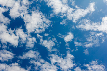 Obraz premium Blue sky background with white clouds and rain clouds