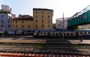 Treno sulla ferrovia a Milano