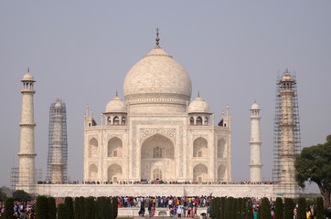 Obraz premium Taj Mahal (Crown of Palaces), an ivory-white marble mausoleum on the south bank of the Yamuna river in Agra, Uttar Pradesh, India 