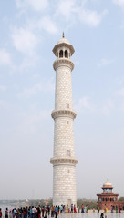Minaret of the Taj Mahal (Crown of Palaces), an ivory-white marble mausoleum on the south bank of the Yamuna river in Agra, Uttar Pradesh, India 