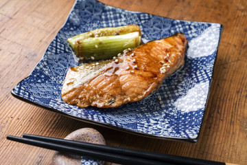 Japanisches Fisch Teriyaki mit Tsukemono Gemüse als close-up in einem Teller