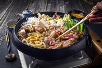 Traditionales japanisches Sukiyaki in Topf auf Gasbrenner