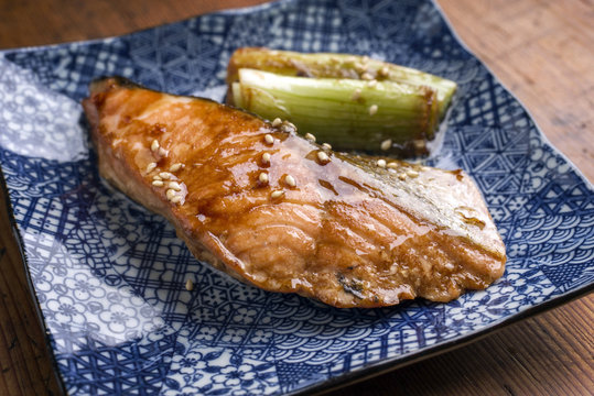 Japanisches Fisch Teriyaki mit Tsukemono Gemüse als close-up auf einem Teller