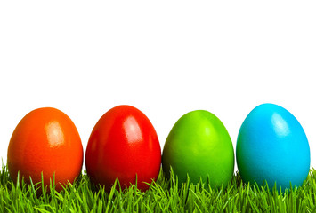 Bunte Ostereier im Gras klassisch