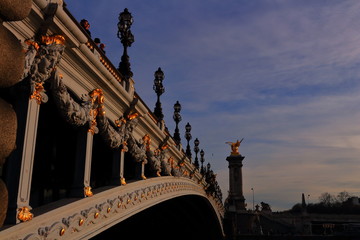 Fototapeta premium Pont Alexandre III au moment du soleil couchant, Paris, France