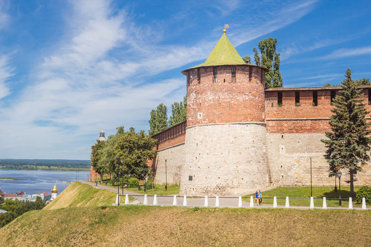 Коромыслова башня Нижегородского кремля на фоне голубого неба в летний день