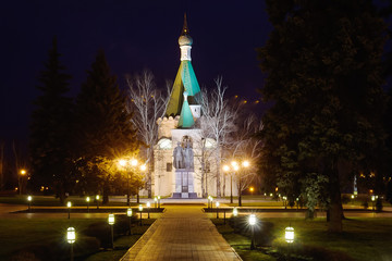 Вечерний вид на памятник князю Георгию и святителю Симону и собор Михаила Архангела в Нижегородском кремле