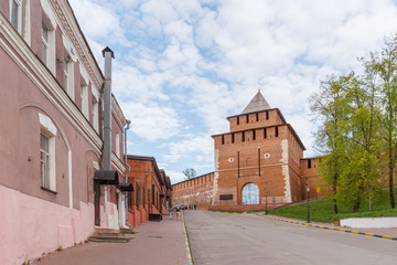 Fototapeta na wymiar Иванский съезд и Ивановская башня кремля в Нижнем Новгороде весной