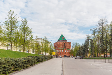 Fototapeta na wymiar Ивановский съезд и Дмитриевская башня кремля в городе Нижний Новгород