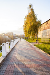 Кремлевский бульвар с тенями на брусчатке в Нижнем Новгороде