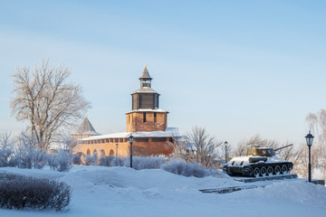 Вид на Часовую башню и памятник танку Т-34 в Нижегородском кремле зимой