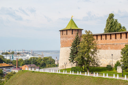 Коромыслова башня кремля в Нижнем Новгороде летом