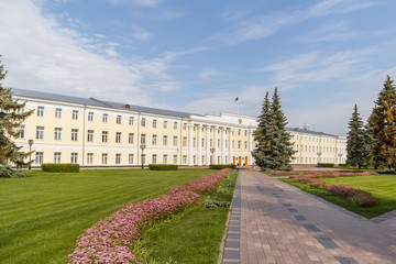 Fototapeta na wymiar Вид на административное здание в Нижегородском кремле в солнечный летний день