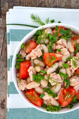Insalata di fagioli, tonno, pomodori, erba cipollina e aneto
