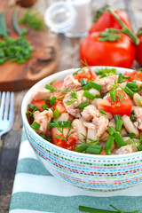 Insalata di fagioli, tonno, pomodori, erba cipollina e aneto