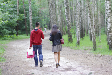 Obraz premium Couple is walking in the park. View from the back
