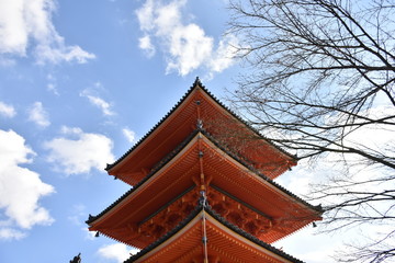 Fototapeta na wymiar Red pagoda under blue sky