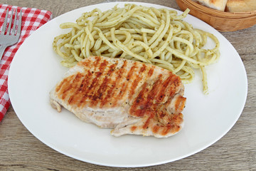 escalope de poulet et pâtes au pesto