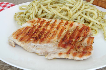 escalope de poulet et pâtes au pesto