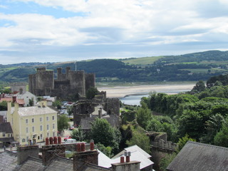 Schornsteine auf einem Dach in Wales, Großbritannien